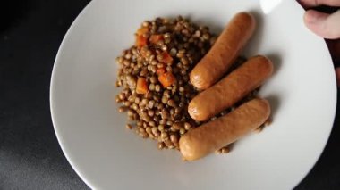 Sosisli mercimek, hızlı yemek, iştah açıcı taze lezzetli gurme yemek arka planı, kırsal manzaralı fotokopi odası.