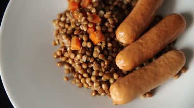 Sosisli mercimek, hızlı yemek, iştah açıcı taze lezzetli gurme yemek arka planı, kırsal manzaralı fotokopi odası.