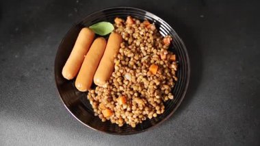 Sosisli mercimek, hızlı yemek, iştah açıcı taze lezzetli gurme yemek arka planı, kırsal manzaralı fotokopi odası.