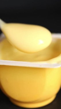 Kremalı tatlı vanilyalı tatlı doğal iştah açıcı taze lezzetli gurme yemek arkaplanı masanın kırsal kesiminde fotokopi alanı.