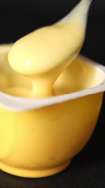 Kremalı tatlı vanilyalı tatlı doğal iştah açıcı taze lezzetli gurme yemek arkaplanı masanın kırsal kesiminde fotokopi alanı.