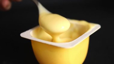 Kremalı tatlı vanilyalı tatlı doğal iştah açıcı taze lezzetli gurme yemek arkaplanı masanın kırsal kesiminde fotokopi alanı.