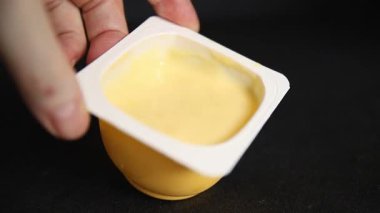 Kremalı tatlı vanilyalı tatlı doğal iştah açıcı taze lezzetli gurme yemek arkaplanı masanın kırsal kesiminde fotokopi alanı.