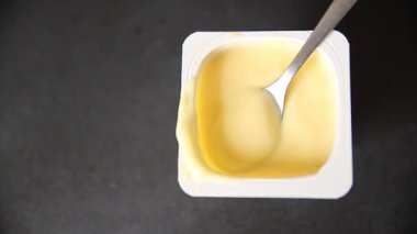 Kremalı tatlı vanilyalı tatlı doğal iştah açıcı taze lezzetli gurme yemek arkaplanı masanın kırsal kesiminde fotokopi alanı.