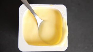 Kremalı tatlı vanilyalı tatlı doğal iştah açıcı taze lezzetli gurme yemek arkaplanı masanın kırsal kesiminde fotokopi alanı.