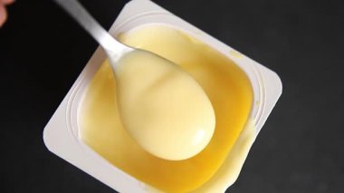 Kremalı tatlı vanilyalı tatlı doğal iştah açıcı taze lezzetli gurme yemek arkaplanı masanın kırsal kesiminde fotokopi alanı.