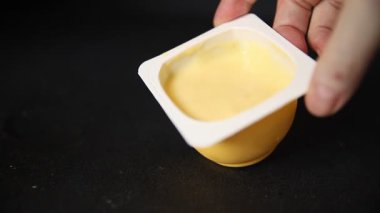 Kremalı tatlı vanilyalı tatlı doğal iştah açıcı taze lezzetli gurme yemek arkaplanı masanın kırsal kesiminde fotokopi alanı.