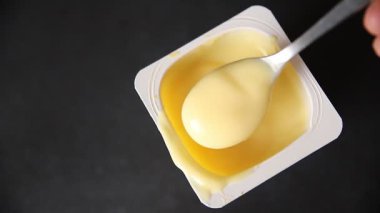 Kremalı tatlı vanilyalı tatlı doğal iştah açıcı taze lezzetli gurme yemek arkaplanı masanın kırsal kesiminde fotokopi alanı.