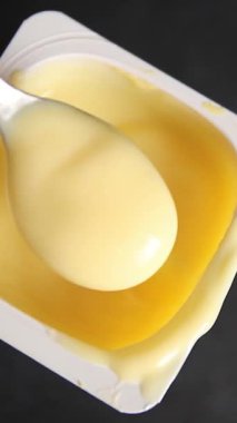 Kremalı tatlı vanilyalı tatlı doğal iştah açıcı taze lezzetli gurme yemek arkaplanı masanın kırsal kesiminde fotokopi alanı.