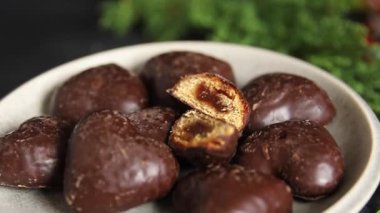 Zencefilli çikolatalı kalp şeklinde ballı pasta Noel tatlı tatlı tatlı yeni yıl doğal ürün lezzetli çerez lezzetli gurme yemek arka planı masanın kırsal kesiminde fotokopi alanı