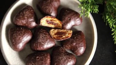 Zencefilli çikolatalı kalp şeklinde ballı pasta Noel tatlı tatlı tatlı yeni yıl doğal ürün lezzetli çerez lezzetli gurme yemek arka planı masanın kırsal kesiminde fotokopi alanı