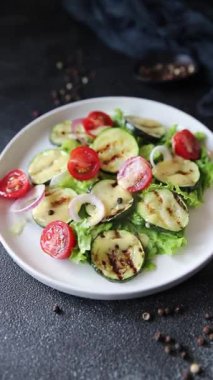 Kabak ızgara salata domates, marul lezzetli aperatif lezzetli lezzetli gurme yemek arkaplan masa rustik gıda üst görünüm fotokopi alanı keto ve paleo diyet vegan ve vejetaryen gıda