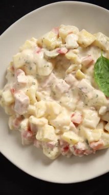 Patates salatası, patates, domates, havuç, mayonez lezzetli atıştırmalık taze gurme yemek arkaplanı masanın kırsal kesiminde fotokopi alanı.