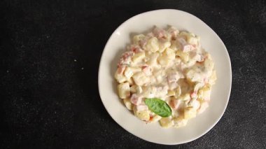 Patates salatası, patates, domates, havuç, mayonez lezzetli atıştırmalık taze gurme yemek arkaplanı masanın kırsal kesiminde fotokopi alanı.