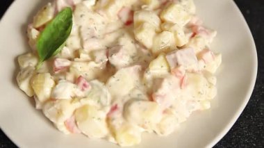 Patates salatası, patates, domates, havuç, mayonez lezzetli atıştırmalık taze gurme yemek arkaplanı masanın kırsal kesiminde fotokopi alanı.