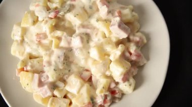 Patates salatası, patates, domates, havuç, mayonez lezzetli atıştırmalık taze gurme yemek arkaplanı masanın kırsal kesiminde fotokopi alanı.