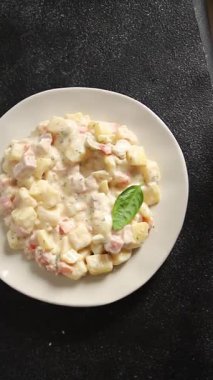 Patates salatası, patates, domates, havuç, mayonez lezzetli atıştırmalık taze gurme yemek arkaplanı masanın kırsal kesiminde fotokopi alanı.