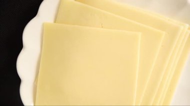 Gouda peyniri sert peyniri dilimliyor. Doğal ürünler. Lezzetli çerezler.