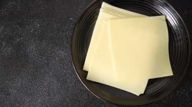 Gouda peyniri sert peyniri dilimliyor. Doğal ürünler. Lezzetli çerezler.