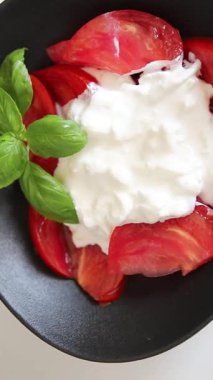 Salata strachatella ve domates porsiyonu. Doğal ürün. Lezzetli çerezler.