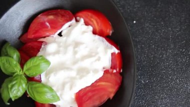 Salata strachatella ve domates porsiyonu. Doğal ürün. Lezzetli çerezler.