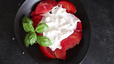 Salata strachatella ve domates porsiyonu. Doğal ürün. Lezzetli çerezler.