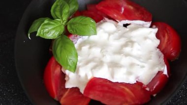 Salata strachatella ve domates porsiyonu. Doğal ürün. Lezzetli çerezler.