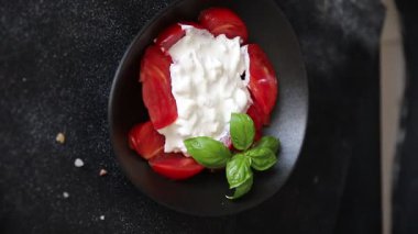 Salata strachatella ve domates porsiyonu. Doğal ürün. Lezzetli çerezler.