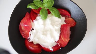 Salata strachatella ve domates porsiyonu. Doğal ürün. Lezzetli çerezler.