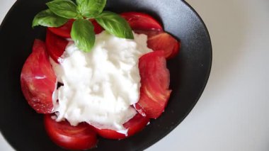 Salata strachatella ve domates porsiyonu. Doğal ürün. Lezzetli çerezler.