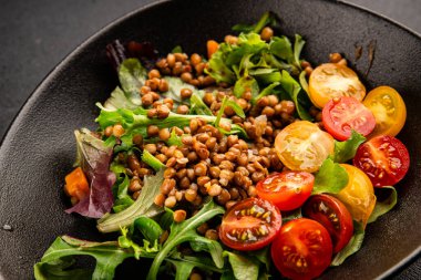 Mercimek salatası sebzeleri, domates, yeşil yaprak marul lezzetli aperatif lezzetli lezzetli gurme yemek masası kırsal üst görünüm fotokopi alanı keto ve paleo diyet vejetaryen ve vejetaryen yemekleri.