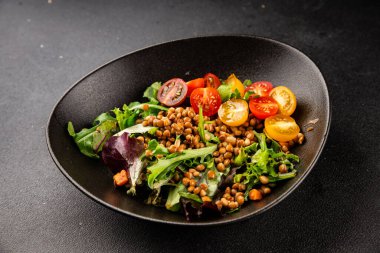 Mercimek salatası sebzeleri, domates, yeşil yaprak marul lezzetli aperatif lezzetli lezzetli gurme yemek masası kırsal üst görünüm fotokopi alanı keto ve paleo diyet vejetaryen ve vejetaryen yemekleri.