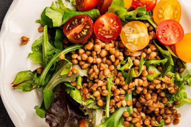 Mercimek salatası sebzeleri, domates, yeşil yaprak marul lezzetli aperatif lezzetli lezzetli gurme yemek masası kırsal üst görünüm fotokopi alanı keto ve paleo diyet vejetaryen ve vejetaryen yemekleri.