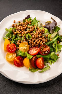 Mercimek salatası sebzeleri, domates, yeşil yaprak marul lezzetli aperatif lezzetli lezzetli gurme yemek masası kırsal üst görünüm fotokopi alanı keto ve paleo diyet vejetaryen ve vejetaryen yemekleri.