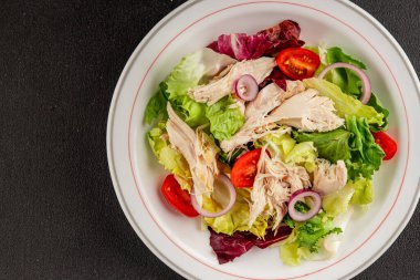 Salata tavuğu, et ve sebze domates, yeşil yaprak marul, soğan doğal ürün lezzetli aperatif taze lezzetli gurme yemek arka planı masa rustik üst manzara fotokopi alanı keto ve paleo diyeti