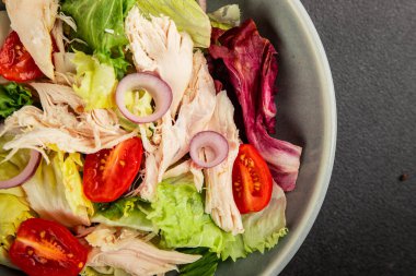 Salata tavuğu, et ve sebze domates, yeşil yaprak marul, soğan doğal ürün lezzetli aperatif taze lezzetli gurme yemek arka planı masa rustik üst manzara fotokopi alanı keto ve paleo diyeti