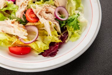 Salata tavuğu, et ve sebze domates, yeşil yaprak marul, soğan doğal ürün lezzetli aperatif taze lezzetli gurme yemek arka planı masa rustik üst manzara fotokopi alanı keto ve paleo diyeti