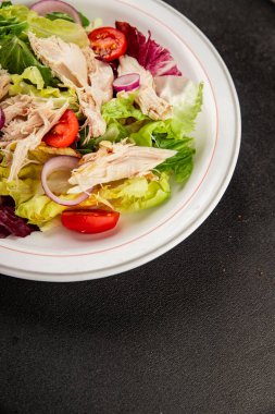 Salata tavuğu, et ve sebze domates, yeşil yaprak marul, soğan doğal ürün lezzetli aperatif taze lezzetli gurme yemek arka planı masa rustik üst manzara fotokopi alanı keto ve paleo diyeti