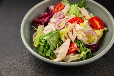 Salata tavuğu, et ve sebze domates, yeşil yaprak marul, soğan doğal ürün lezzetli aperatif taze lezzetli gurme yemek arka planı masa rustik üst manzara fotokopi alanı keto ve paleo diyeti