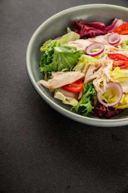 Salata tavuğu, et ve sebze domates, yeşil yaprak marul, soğan doğal ürün lezzetli aperatif taze lezzetli gurme yemek arka planı masa rustik üst manzara fotokopi alanı keto ve paleo diyeti