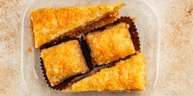 Antep fıstıklı ve bademli Baklava. Tatlı, doğu tatlıları. Lezzetli atıştırmalıklar.