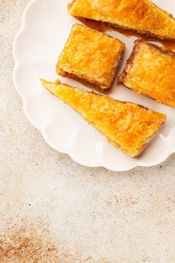 Antep fıstıklı ve bademli Baklava. Tatlı, doğu tatlıları. Lezzetli atıştırmalıklar.