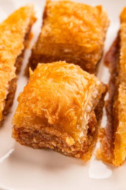 Antep fıstıklı ve bademli Baklava. Tatlı, doğu tatlıları. Lezzetli atıştırmalıklar.