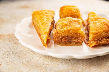 Antep fıstıklı ve bademli Baklava. Tatlı, doğu tatlıları. Lezzetli atıştırmalıklar.