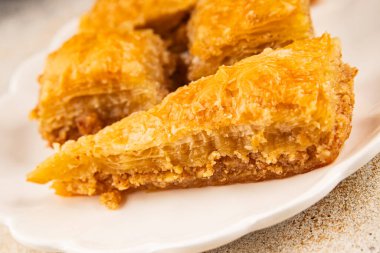 Antep fıstıklı ve bademli Baklava. Tatlı, doğu tatlıları. Lezzetli atıştırmalıklar.