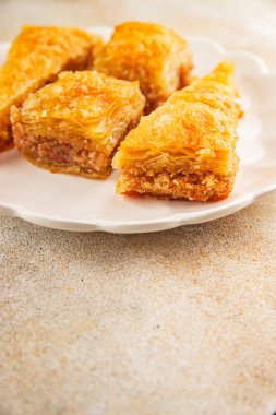 Antep fıstıklı ve bademli Baklava. Tatlı, doğu tatlıları. Lezzetli atıştırmalıklar.