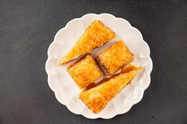 Antep fıstıklı ve bademli Baklava. Tatlı, doğu tatlıları. Lezzetli atıştırmalıklar.