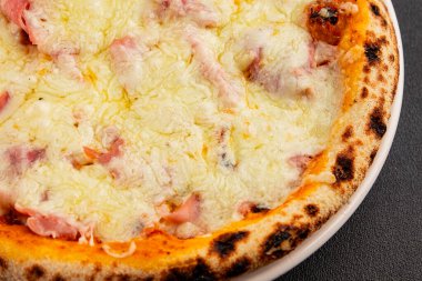 Pizza jambonu, peynir, domates sosu fast food doğal ürün lezzeti lezzetli gurme yemek arkaplanı masanın kırsal kesiminde fotokopi alanı.