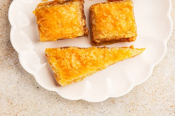 Antep fıstıklı ve bademli Baklava. Tatlı, doğu tatlıları. Lezzetli atıştırmalıklar.