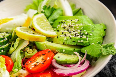 Avokado salata yumurtası, domates, soğan, yeşil yaprak, sebze, sebze, sebze...... iştah açıcı...... iştah açıcı, leziz gurme yemek arkaplanı...... masanın üstünde, rustik üst görünüm...... fotokopi alanı keto ve paleo diyeti vegan ve vejetaryen yemeği.